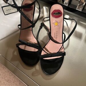 Strappy Gucci Sandal Size 38/ 8 US.
Good Condition. Comes with a dust bag